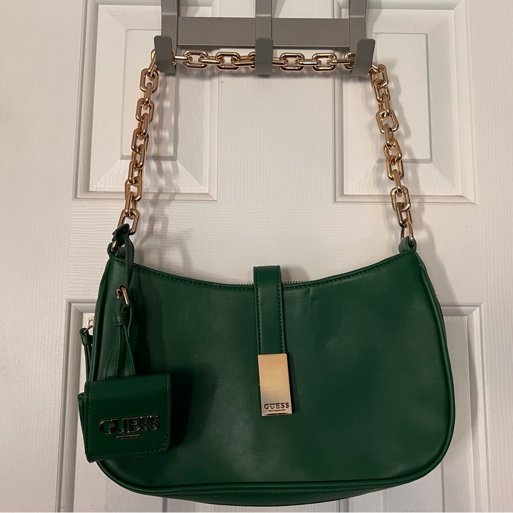 GUESS // Fashionable Shoulder Bag